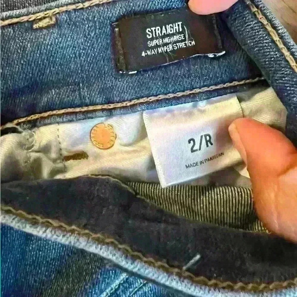 Express straight super high rise jeans with butterfly buttons size 2 regular - Picture 3 of 4